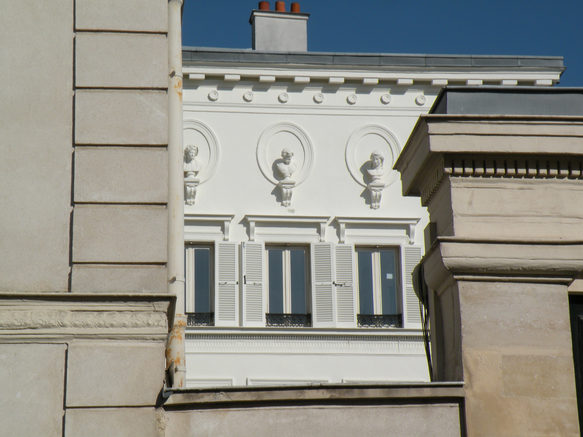  bustes sur façade, rue Monsieur